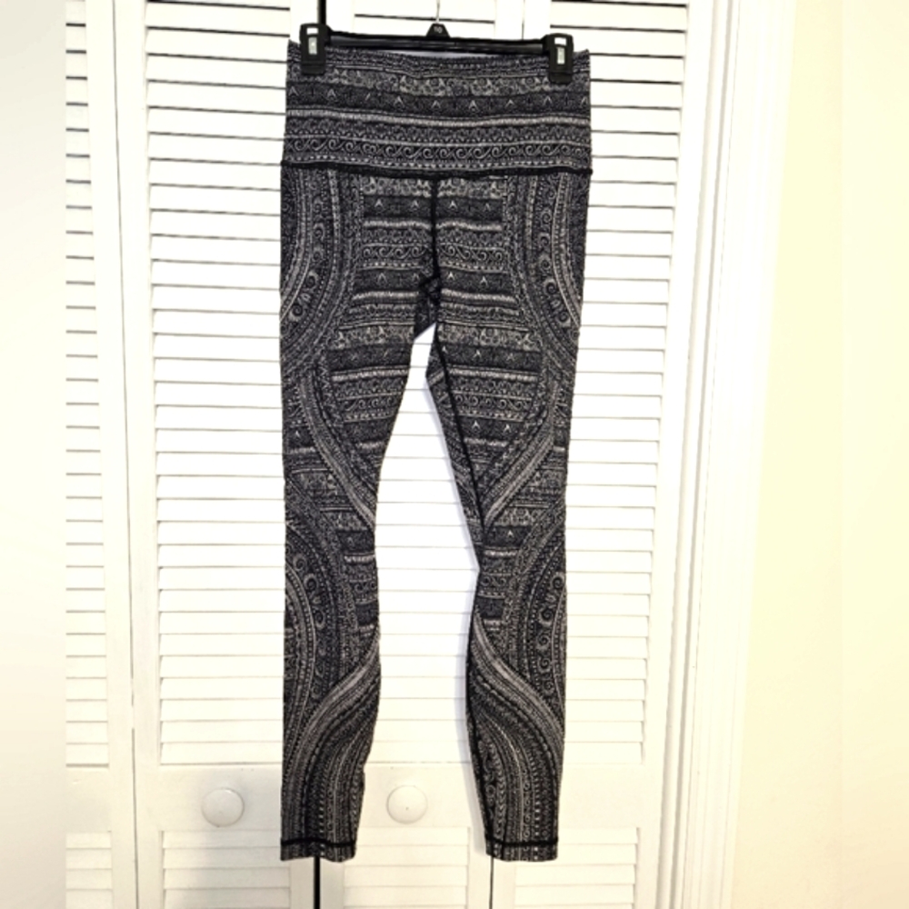 Like-New Lululemon Black & White Patterned Stylish Leggings